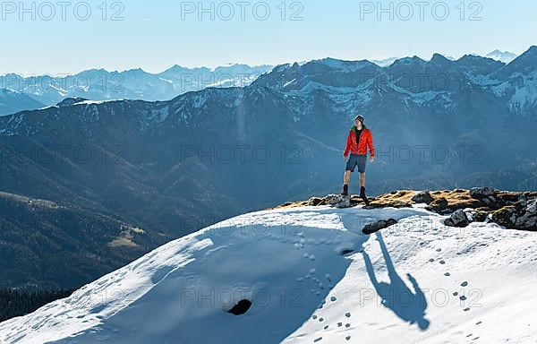 Mountaineers in front of snow-covered mountains of the Rofan