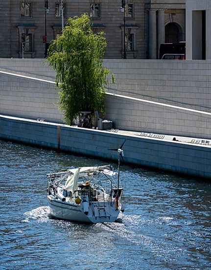 Small motorboat on the Spree at the Stadtschloss