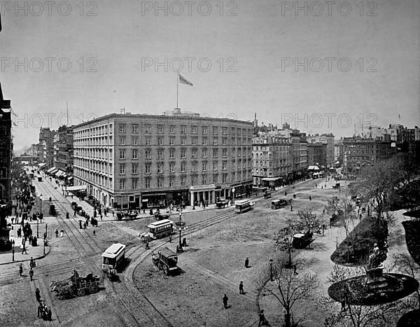 Building and horse-drawn carriage at the intersection of 5th Avenue and 23rd Street in downtown New York