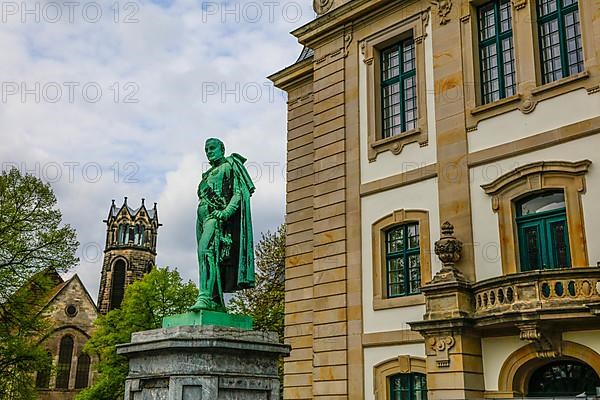 Bronze statue of Carl von Alten in front of the Lower Saxony State Archives