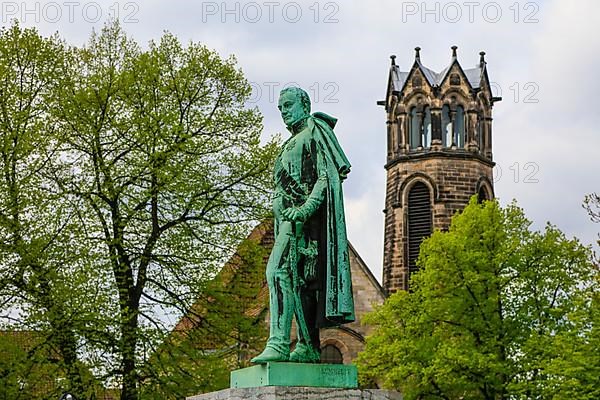 Bronze statue of Carl von Alten in front of the Lower Saxony State Archives