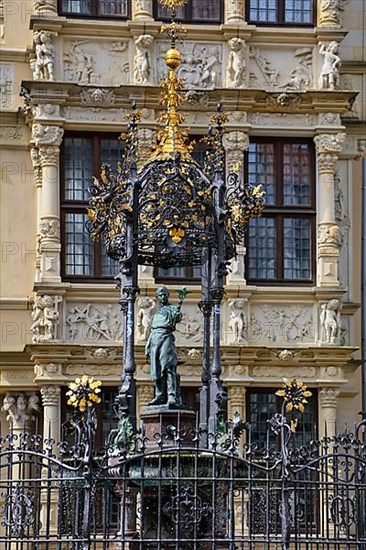 Holzmarkt with Leibnizhaus and Oskar Winter Fountain