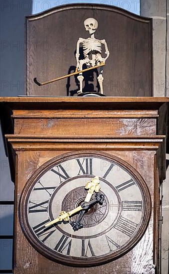 Grandfather clock with rotating figure of the Death of Altoetting in the collegiate parish church of St. Philip and St. James