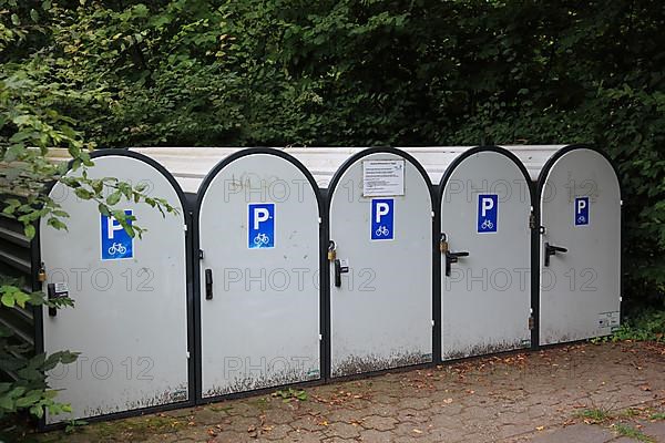 Lockable parking garages for bicycles