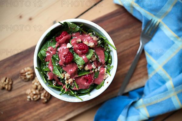 Lamb's lettuce with raspberries and vinaigrette and walnuts
