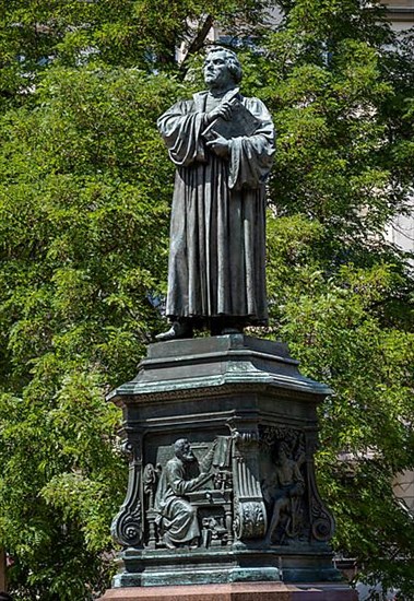 Luther monument by the sculptor Adolf von Donndorf from 1895 on Karlsplatz in Eisenach. The plinth motif shows the reformer Martin Luther,