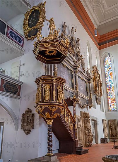 Georgenkirche, interior with pulpit