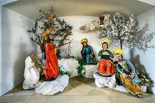 Figures of saints, praying disciples on the Mount of Olives