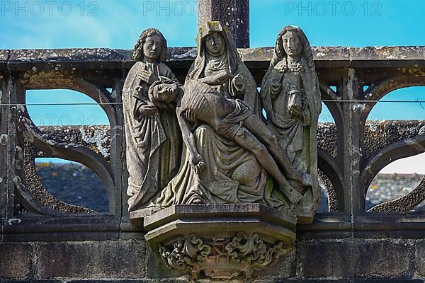 Deposition of the cross Pieta at the triumphal arch, enclosed parish Enclos paroissial Eglise Saint-Salomon de La Martyre