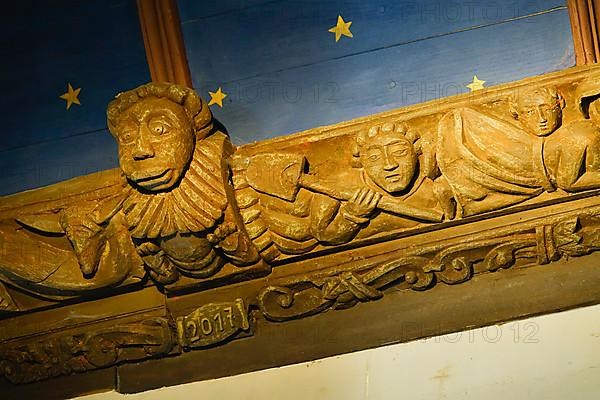 Enclos paroissial, carved figures at the base of the vault