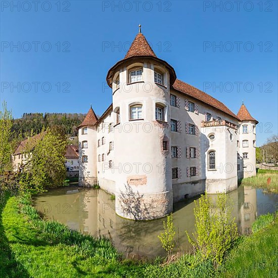 Moated Castle, Glatt