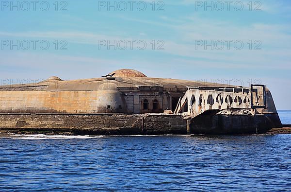 Forte Tamandare da Laje in the Baia de Guanabara bay, located in front of Sugar Loaf Mountain