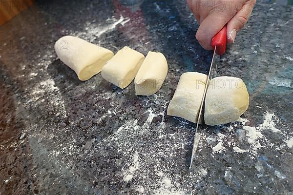 Swabian cuisine, preparing steam noodle burgers