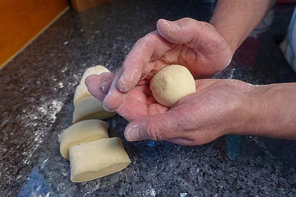 Swabian cuisine, preparing steam noodle burgers