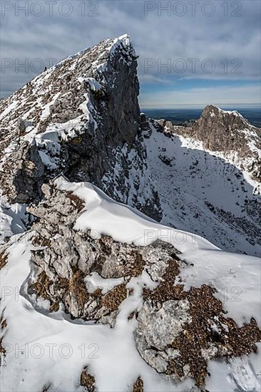 Snowy rocky ridge and view into the valley, Fensterl on the hiking trail to Ammergauer Hochplatte