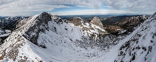 Snow-covered rocky ridge, view into the valley and of the peaks Gumpenkarspitze and Geiselstein