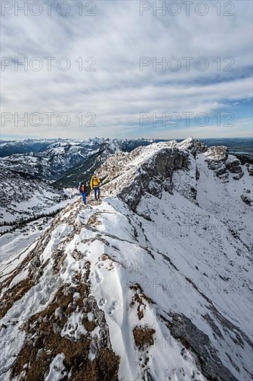 Two mountaineers on a rocky snowy ridge, hiking trail to Ammergauer Hochplatte