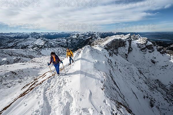 Two mountaineers on a rocky snowy ridge, hiking trail to Ammergauer Hochplatte