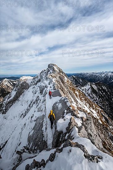 Two mountaineers on a rocky snowy ridge, hiking trail to Ammergauer Hochplatte