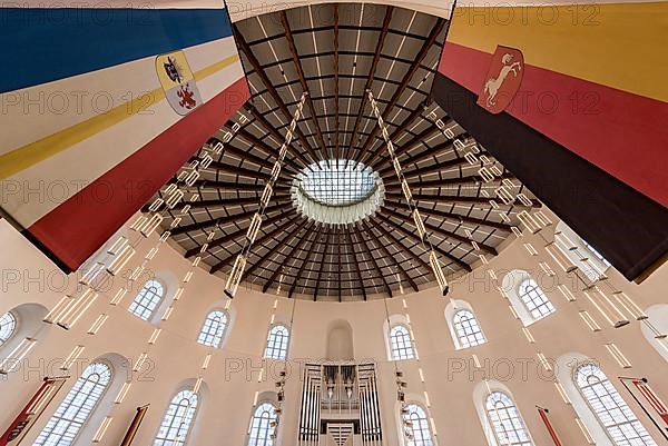 Plenary Hall with flags of the federal states of Mecklenburg-Western Pomerania and Lower Saxony, organ by Johannes Klais