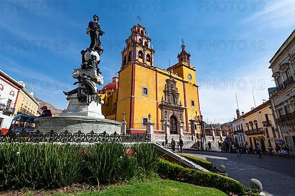 Monumento a La Paz before the Basilica Colegiata de Nuestra Senora, Unesco site Guanajuato