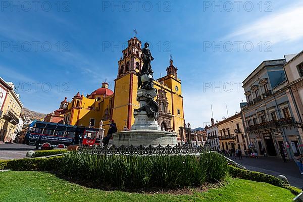 Monumento a La Paz before the Basilica Colegiata de Nuestra Senora, Unesco site Guanajuato