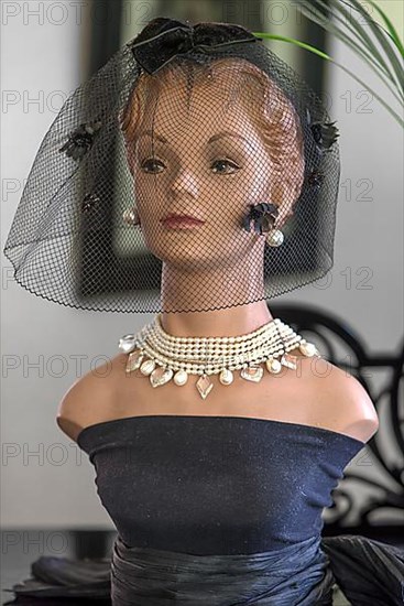 Bust of a mannequin with necklace from the 1920s, Bavaria