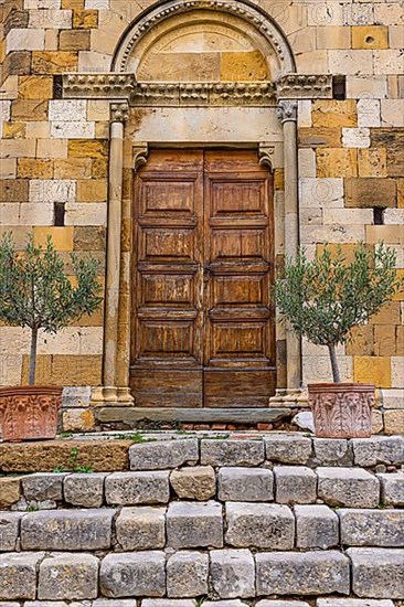 Side entrance of the church of St Leonhard, Montefollonico