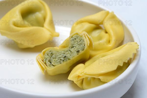 Tortelloni with spinach filling, opened