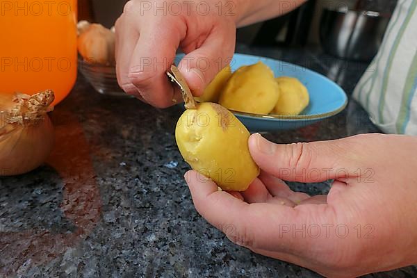 Swabian cuisine, preparation of Haertsfelder potato cake