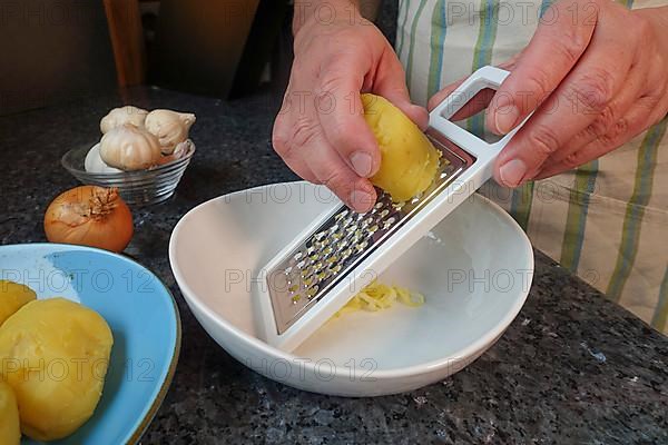 Swabian cuisine, preparing Haertsfeld potato cake