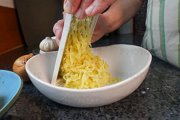 Swabian cuisine, preparing Haertsfeld potato cake