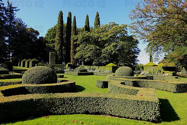 Hedges cut into shape, Jardins du Manoir d'Eyrignac