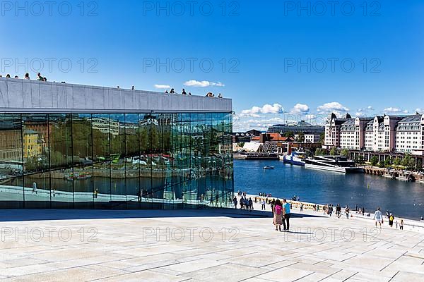 Pedestrians on the white forecourt and roof of the opera house, architectural office Snohetta