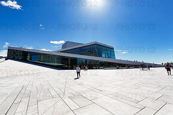 Pedestrians on the white forecourt and roof of the opera house in summer, Snohetta architectural office