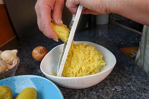 Swabian cuisine, preparing Haertsfeld potato cake