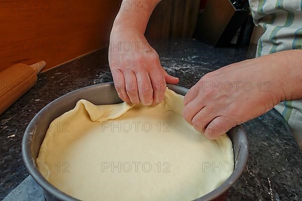 Swabian cuisine, preparation of Haertsfelder potato cake