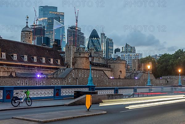 Tower of London, behind it the financial district City of London with the egg-shaped skyscraper The Gherkin