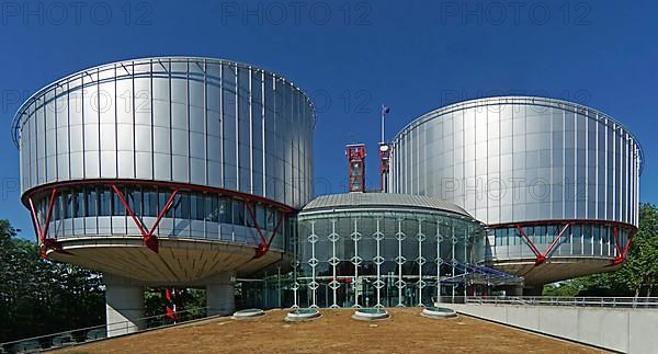 Cylindrical courtrooms, architect Richard Rogers