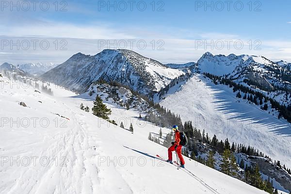 Ski tourers, left Taubenstein behind Rotwand