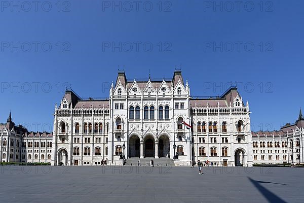 Kossuth Lajos Square, Parliament
