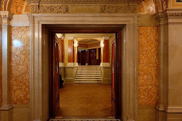 Opera, corridor