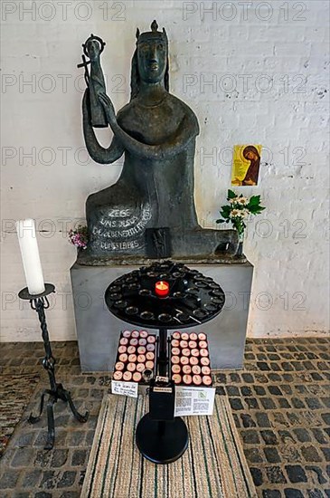 Figure of the Virgin Mary with baby Jesus and sacrificial lights, Heiliggeistkirche