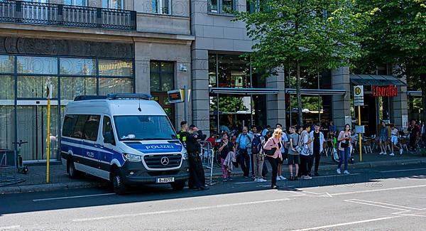 Police vehicle blocking the pavement to the Russian Embassy, Unter den Linden