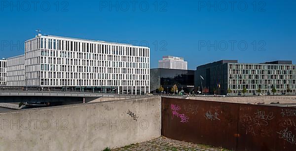 Spreebogenpark, view of the Charite and the Federal Ministry of Research