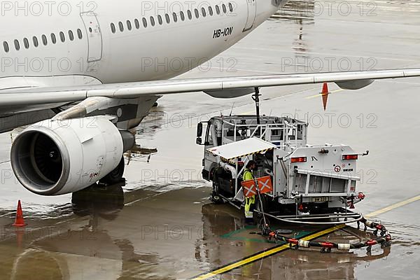 Ground crew tanker, aircraft Swiss