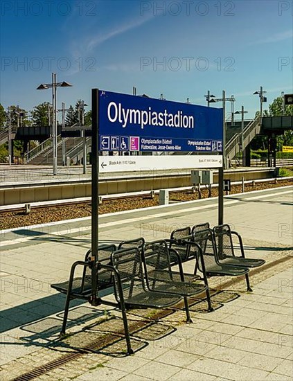 Platforms and tracks at the Olympiastadion S-Bahn station, Berlin
