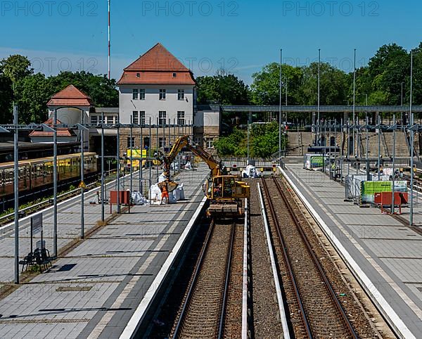Platforms and tracks at the Olympiastadion S-Bahn station, Berlin