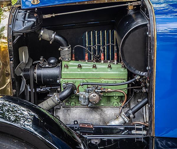 Open bonnet of an old diesel, Oldtimermeeting