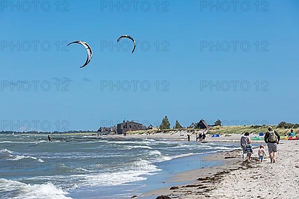 Kitesurfer, beach